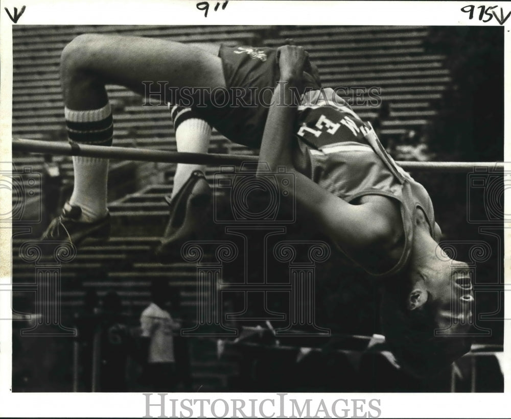 1981 Press Photo David Bonnett of Rummel displays form for High Jumper- Historic Images