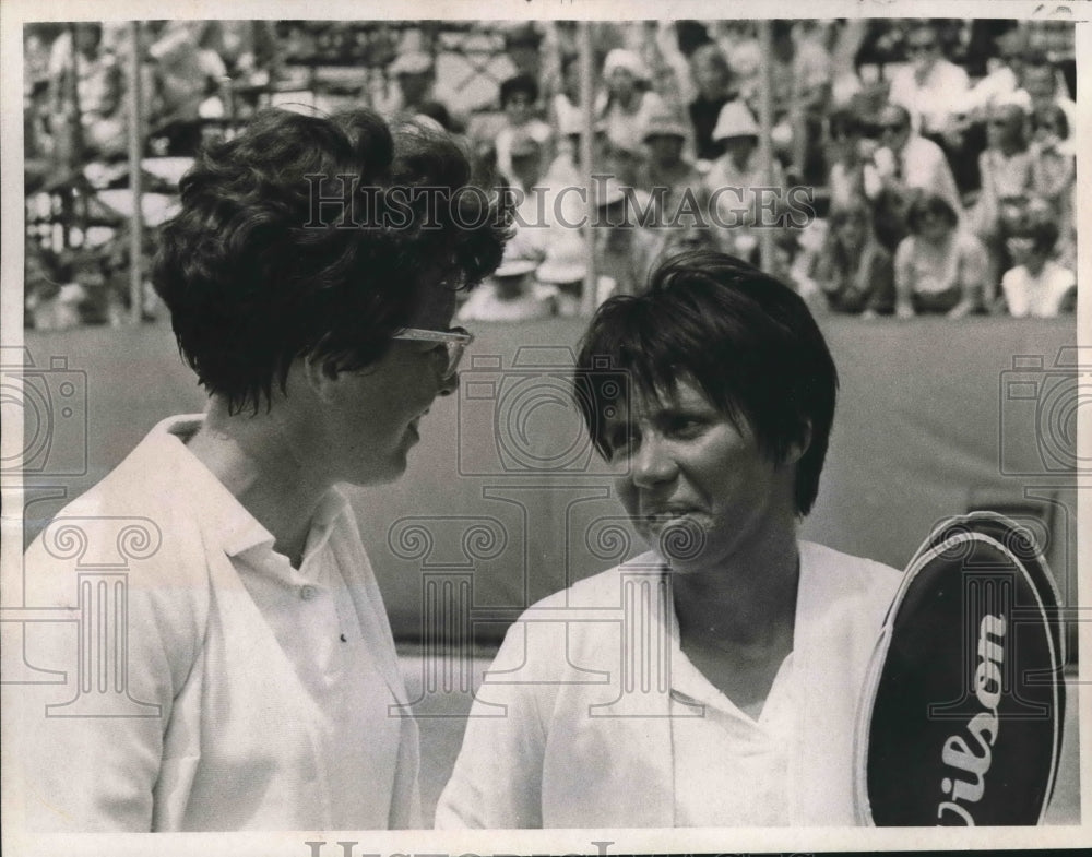 1972 Press Photo United States Tennis Player Rosemary Casals with Opponent- Historic Images