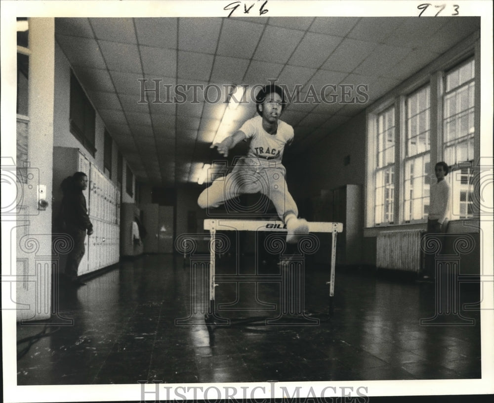 1983 Press Photo Paulette Calhoun John McDonogh High Hurdler Practices in Hall- Historic Images