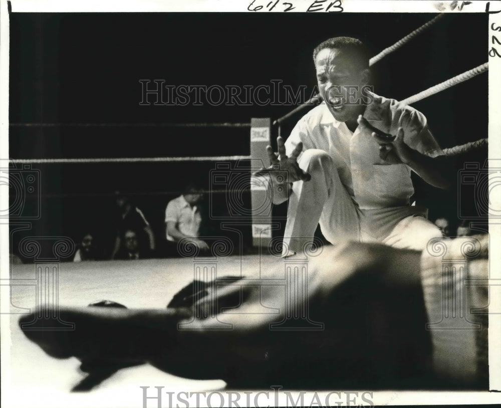 1978 Press Photo Ernie Cojoe is one away from counting Morgan out. Fighter- Historic Images