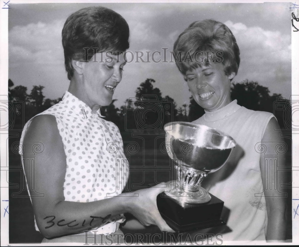 1968 Press Photo Mrs. Herbert Colby and Mrs. Earl Bridges after Golf Tournament- Historic Images