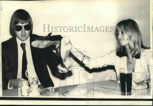 1975 Press Photo Tennis Star Jimmy Connors and Actress Susan George at Wimbledon- Historic Images