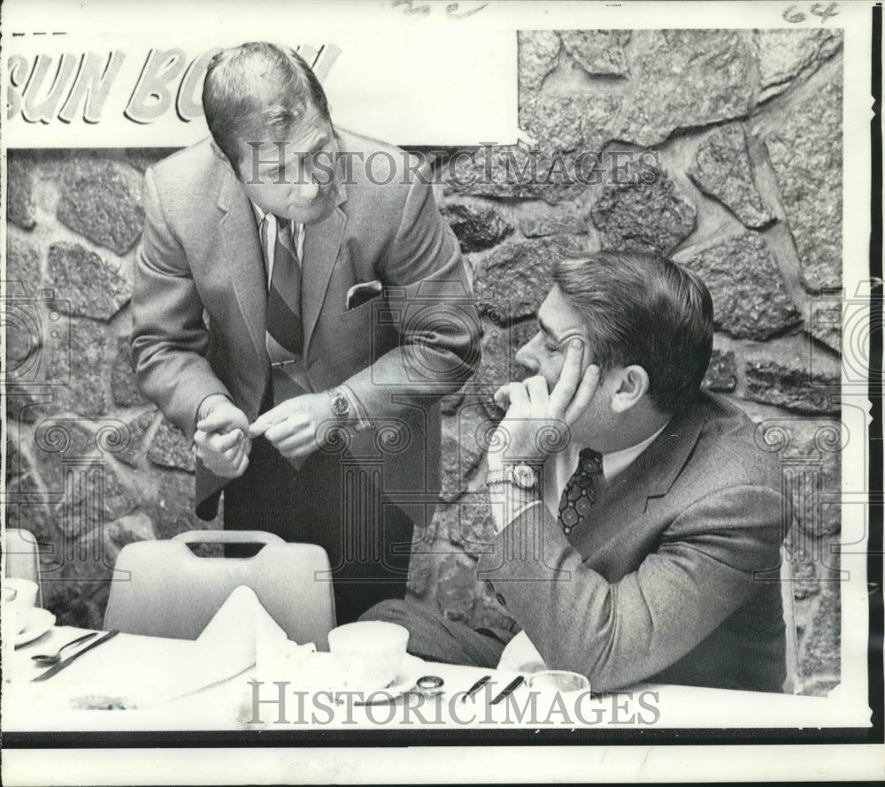 1970 Press Photo Coaches Jim Carlen and Bud Carson at Sun Bowl Classic- Historic Images