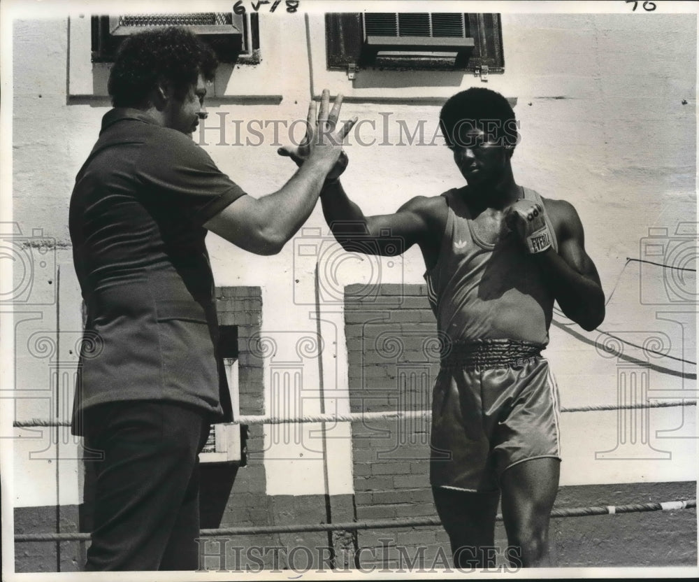 1977 Press Photo Manager Captain Leslie Bonano and fighter Phillip Brown- Historic Images