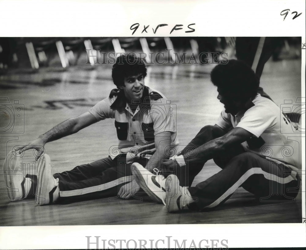 1979 Press Photo Basketball Players Marty Byrnes and Ron Lee warming Up- Historic Images