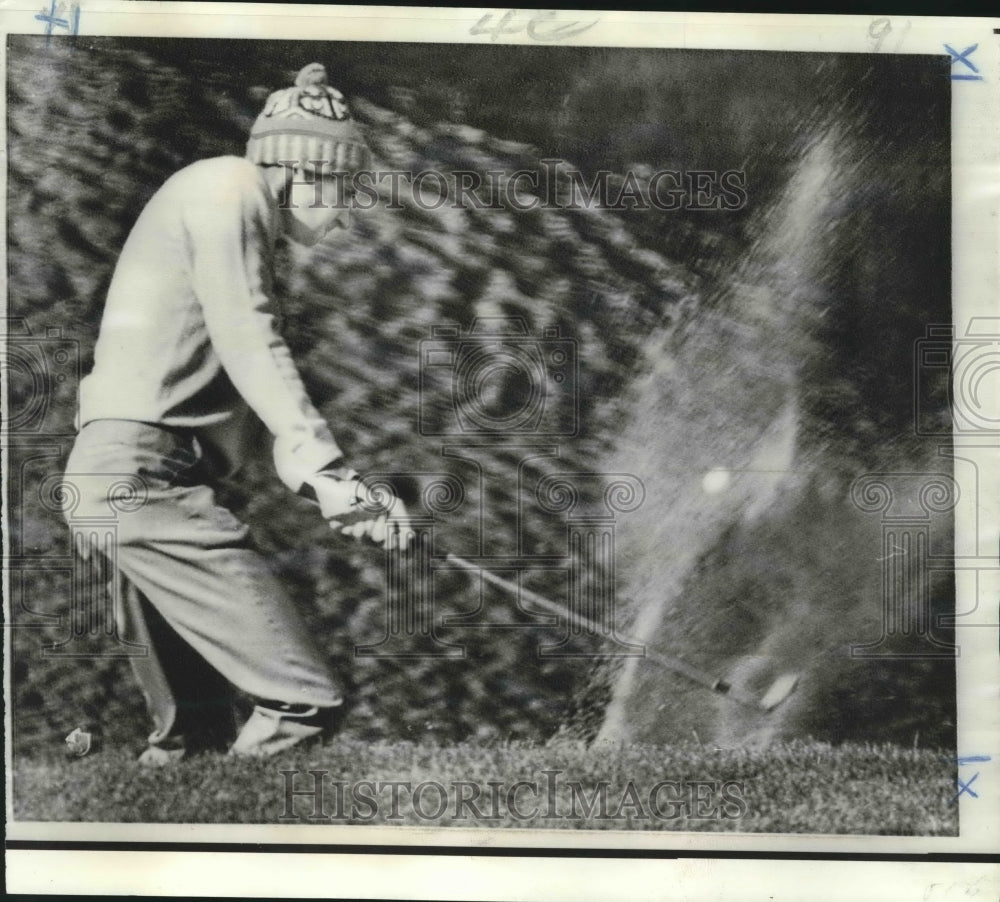 1970 Press Photo New Zealander Bob Charles, Golfer in Sandtrap - nos07710- Historic Images