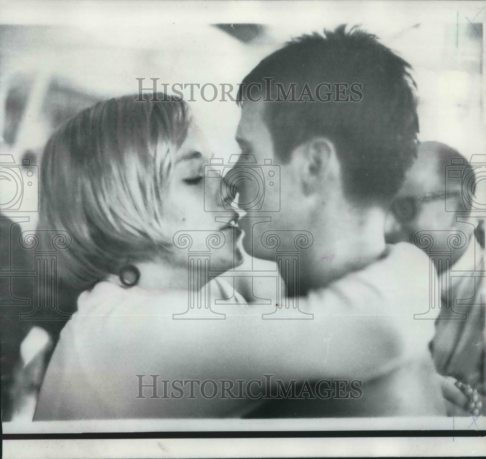 1968 Press Photo UCLA Swimmer Mike Burton kisses Woman after World Record Swim- Historic Images