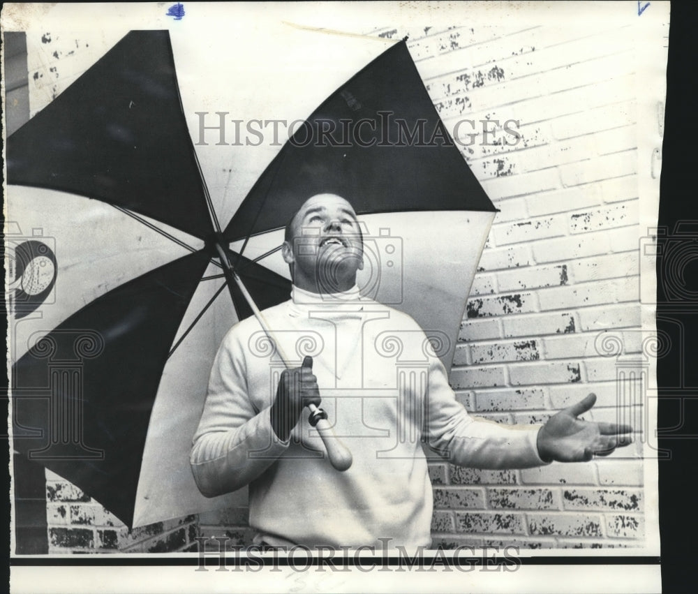 1969 Press Photo Golfer Jim Colbert with Umbrella at Pensacola Open Washout- Historic Images