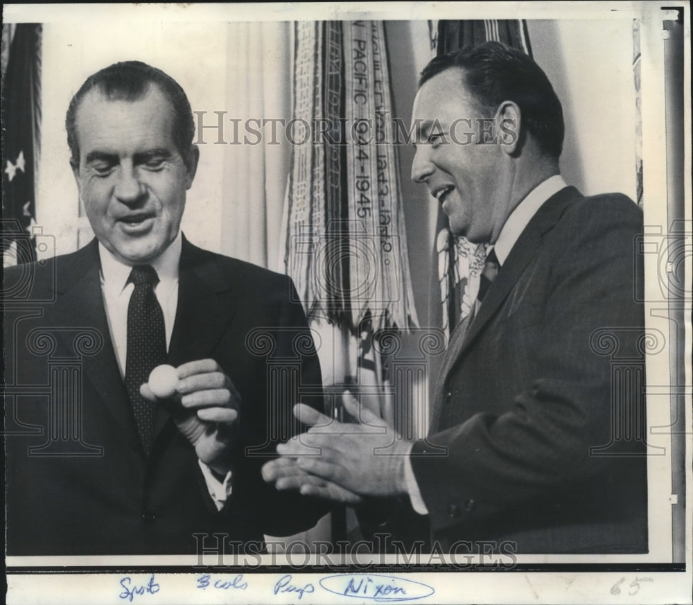 1969 Press Photo President Nixon gives Billy Casper an autographed golf ball- Historic Images