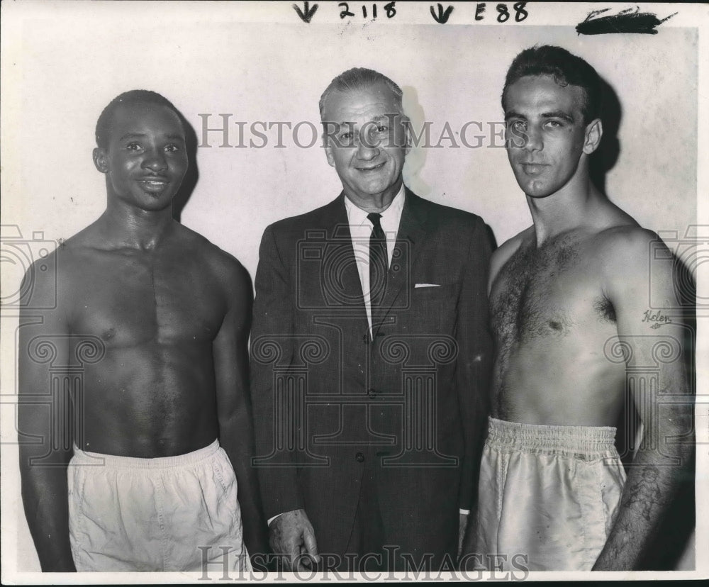 1970 Press Photo Boxing Chairman Emile Bruneau with two Boxers at Event- Historic Images