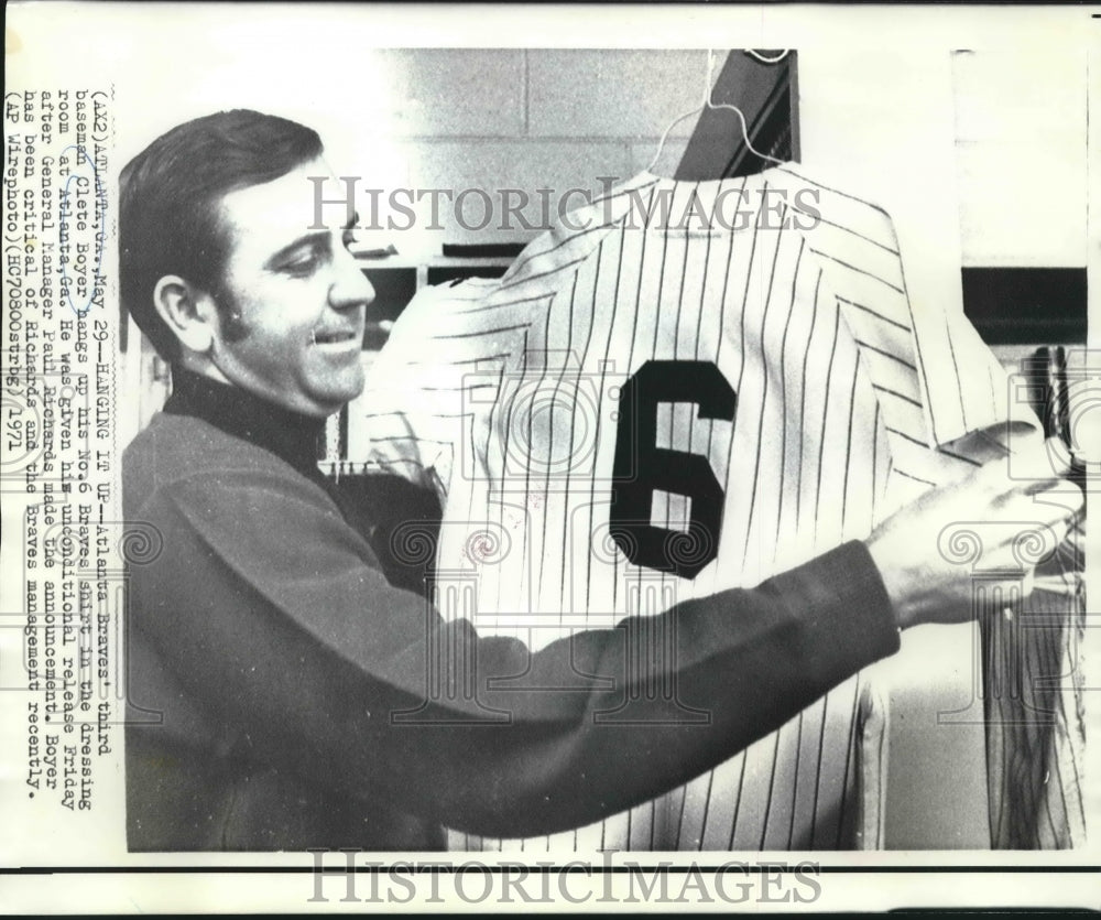 1971 Press Photo Atlanta Braves&#39; third baseman Clete Boyer hangs up Jersey- Historic Images