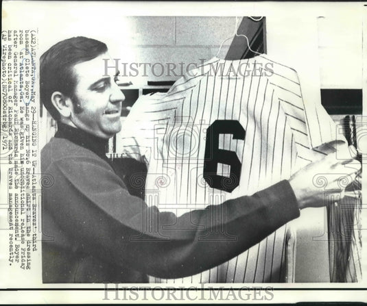 1971 Press Photo Atlanta Braves' third baseman Clete Boyer hangs up Jersey- Historic Images