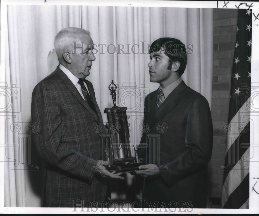 1970 Press Photo Gerard Brechtel receives D. H. Holmes Trophy from Johnny Lynch- Historic Images