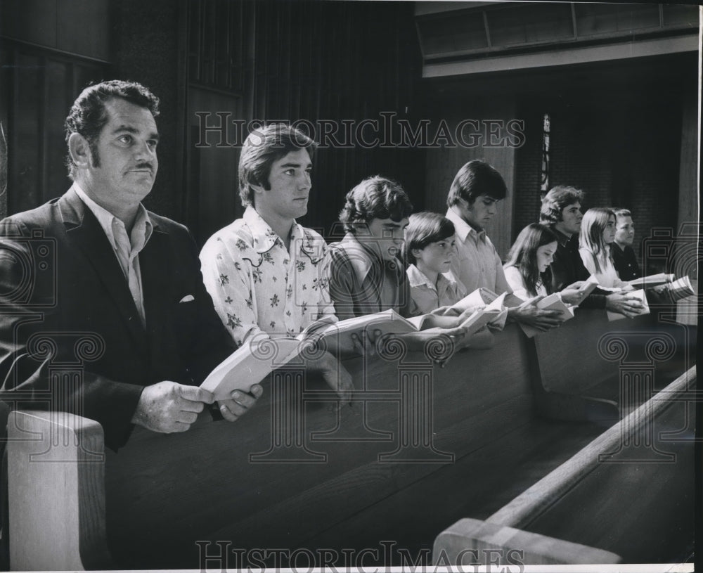 1973 Press Photo Caballero family fills pew in Saint Dominic&#39;s Church for Event- Historic Images