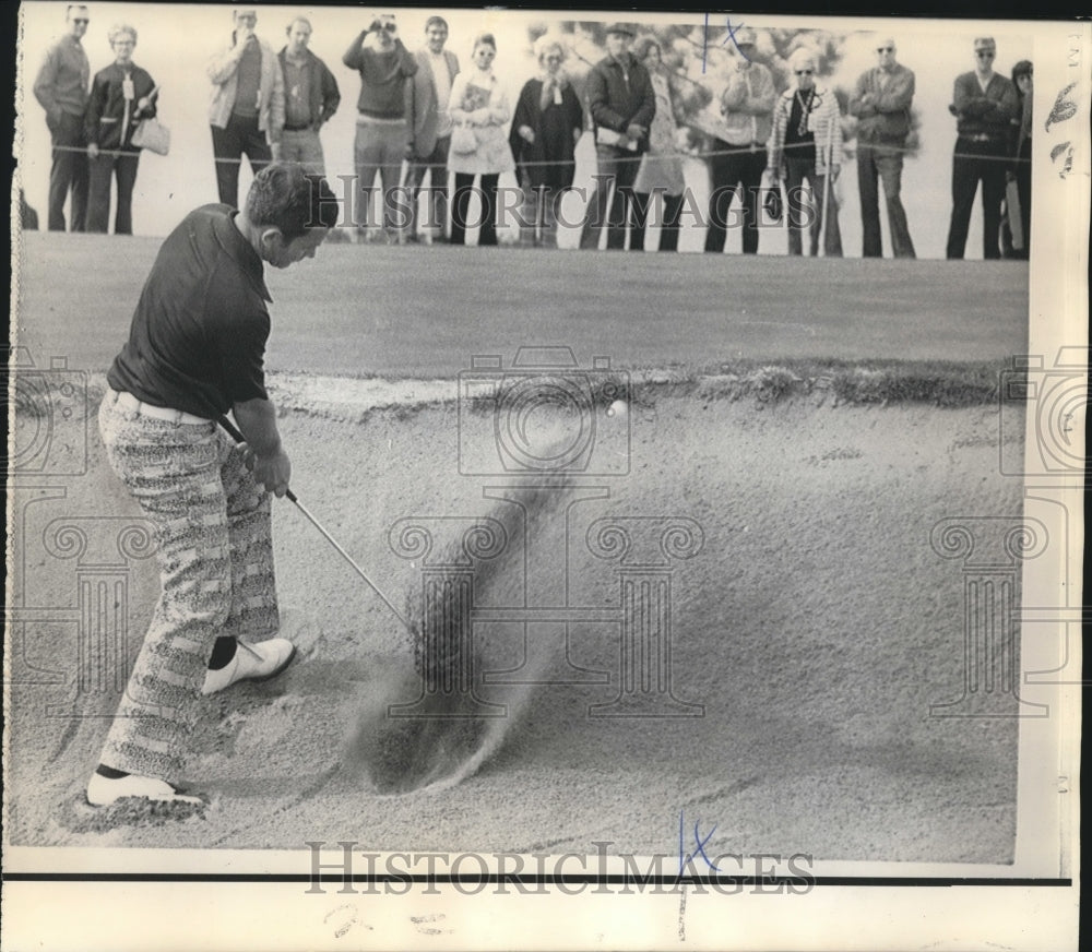 1972 Press Photo Australian Golfer Bruce Crampton comes out of the sand trap- Historic Images