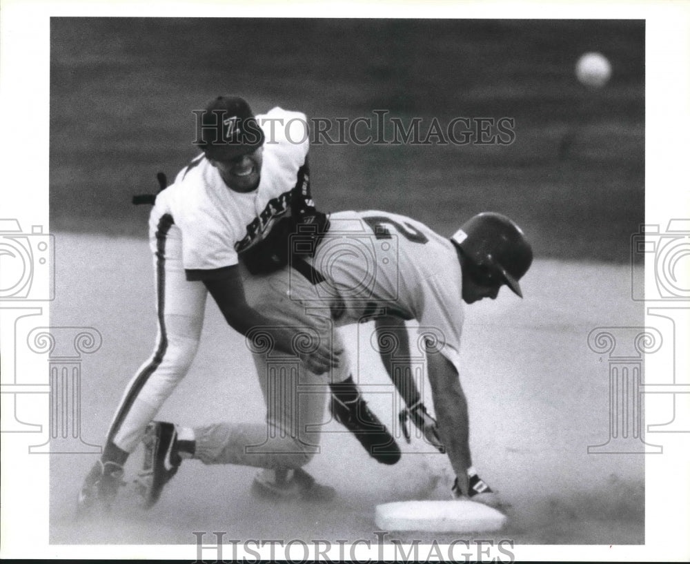 1993 Press Photo Zephyr second baseman Edgar Caceres and Mike Huff, Opponent- Historic Images