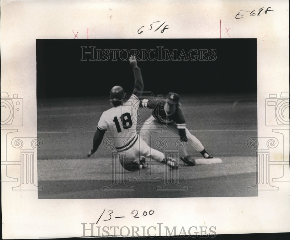 1977 Press Photo New Orleans Pelicans Baseball Players in Game - nos07877- Historic Images