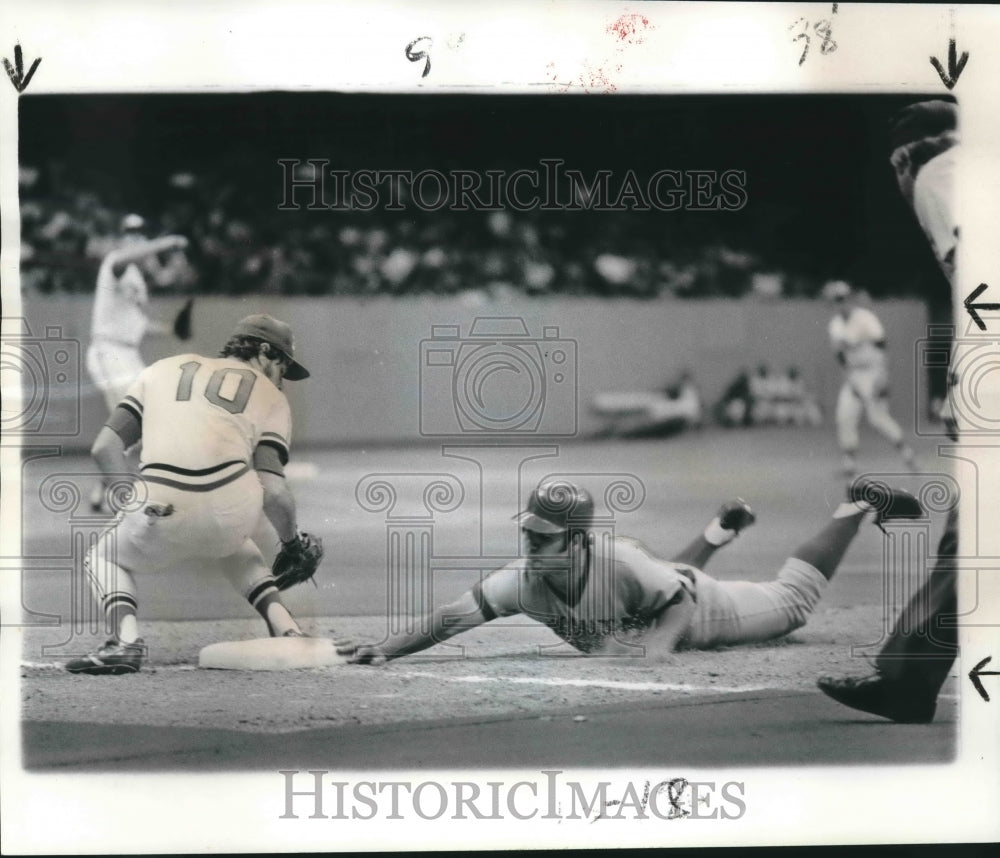 1977 Press Photo New Orleans Pelicans Baseball Players in Game against Aeroes- Historic Images