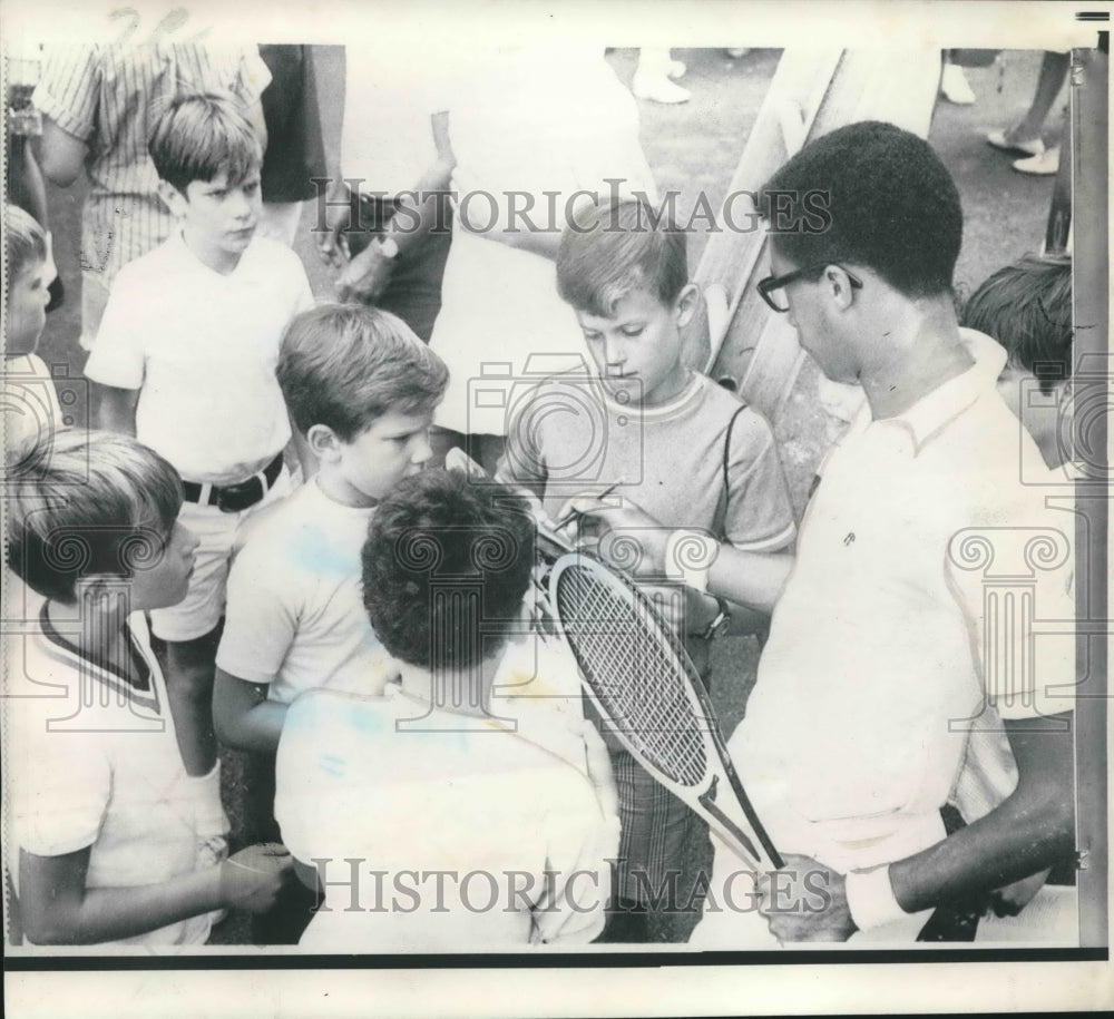 1969 Press Photo Tennis Star Arthur Ashe signs Autographs for Fans in New Jersey- Historic Images