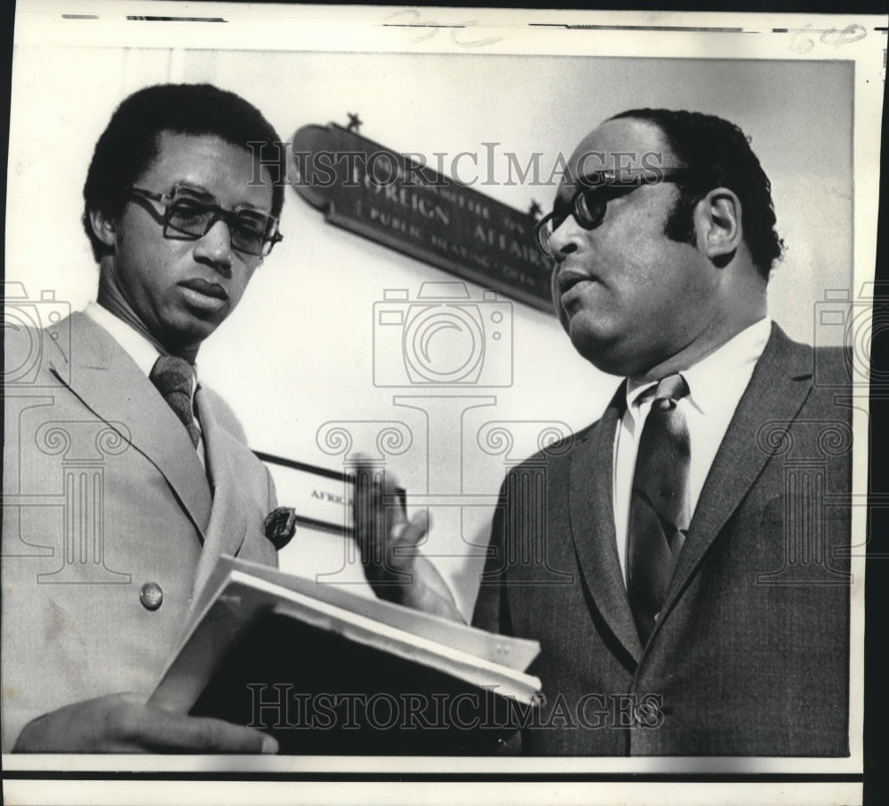 1970 Press Photo Arthur Ashe, Tennis Player with House Foreign Affairs Chairman- Historic Images