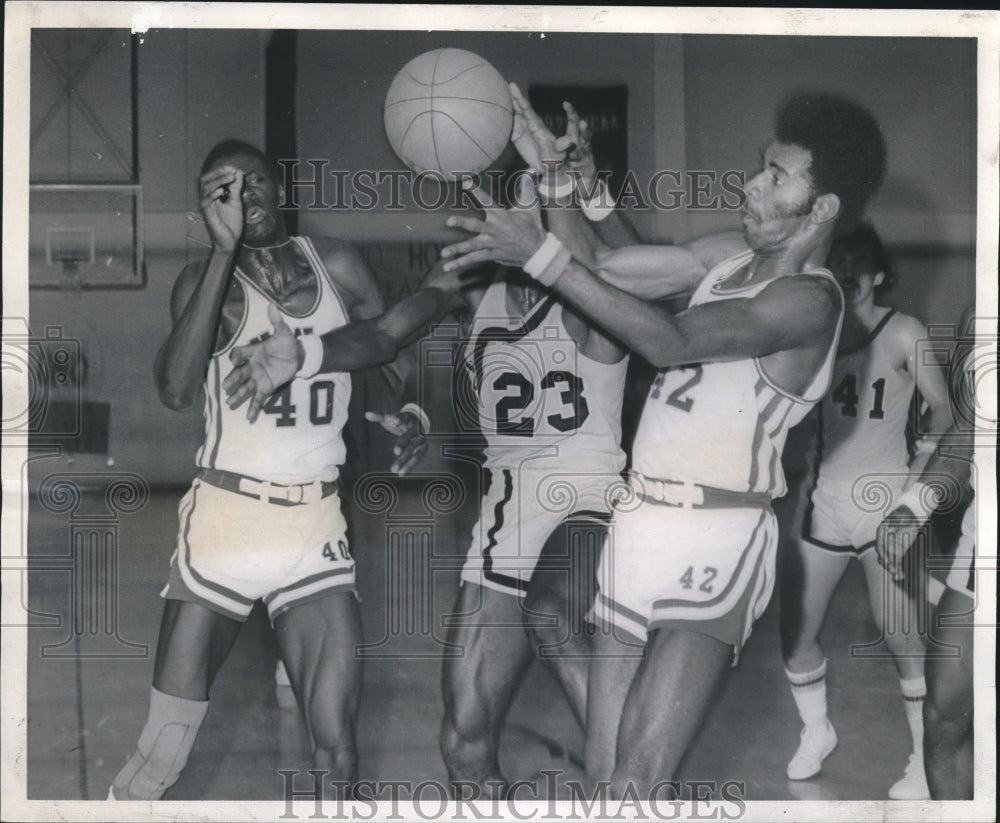 1974 Press Photo Warren Booker (42) of the University of New Orleans Basketball- Historic Images