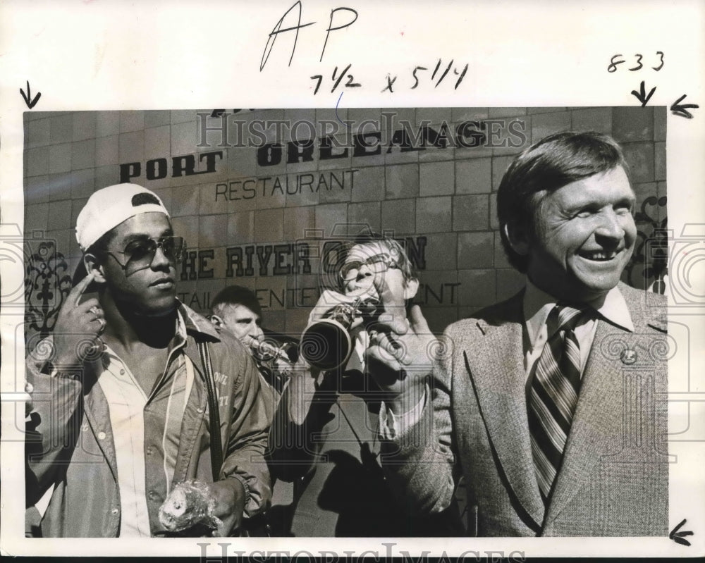 1976 Press Photo Tennessee Head Football Coach Johnny Majors and Tony Dorsett- Historic Images