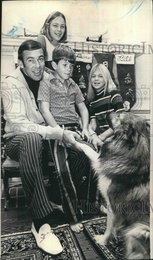1971 Press Photo NFL Player of the Week John Brodie and Family with Dog- Historic Images