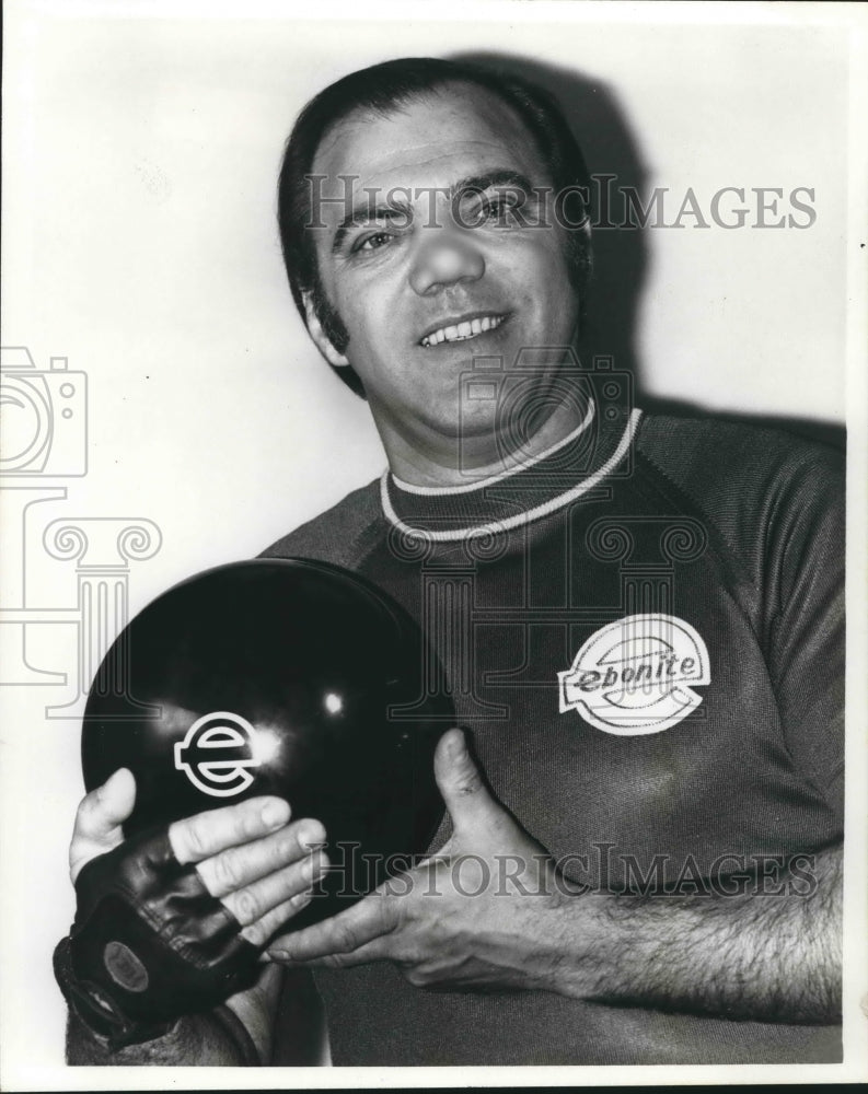 1972 Press Photo Bowler Ray Bluth of Ebonite Professional Staff Holding Ball- Historic Images