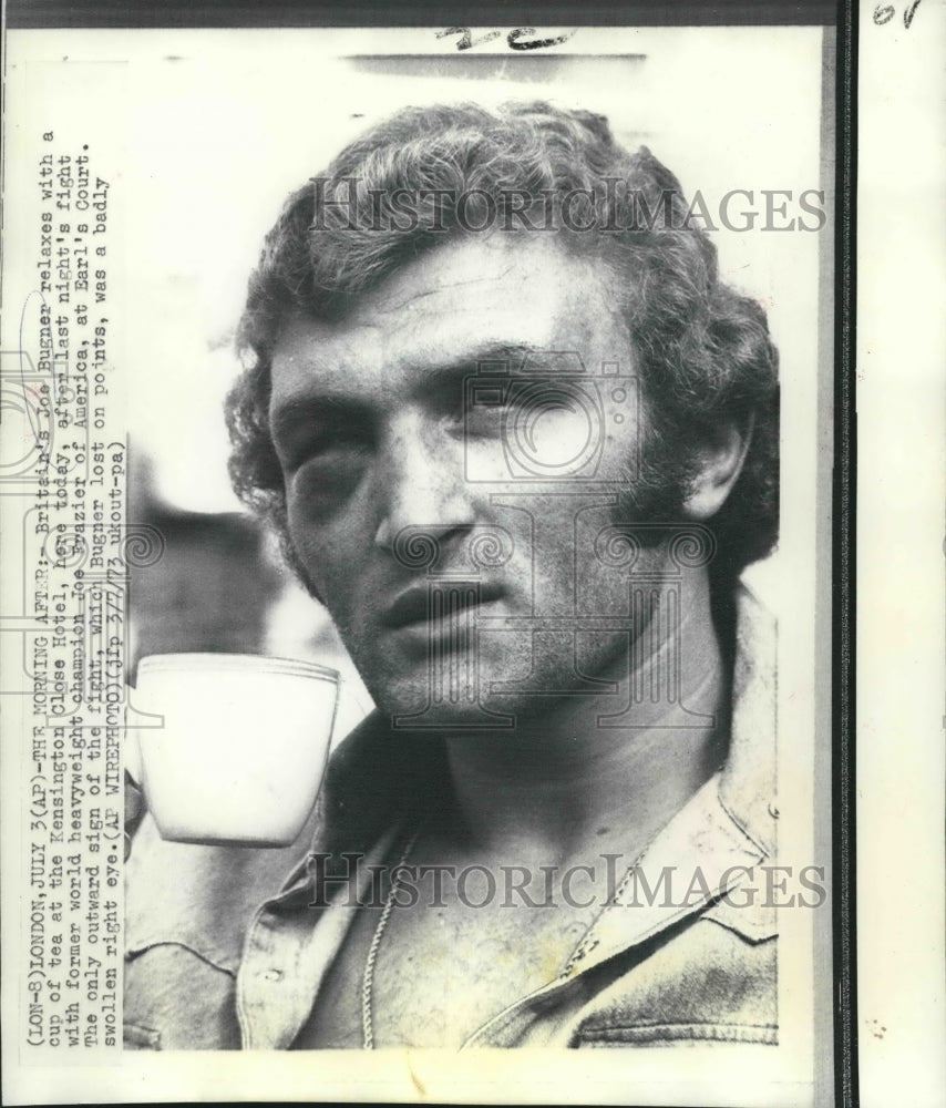 1973 Press Photo Britain&#39;s Joe Bugner relaxes, cup of tea at Kensington Hotel- Historic Images