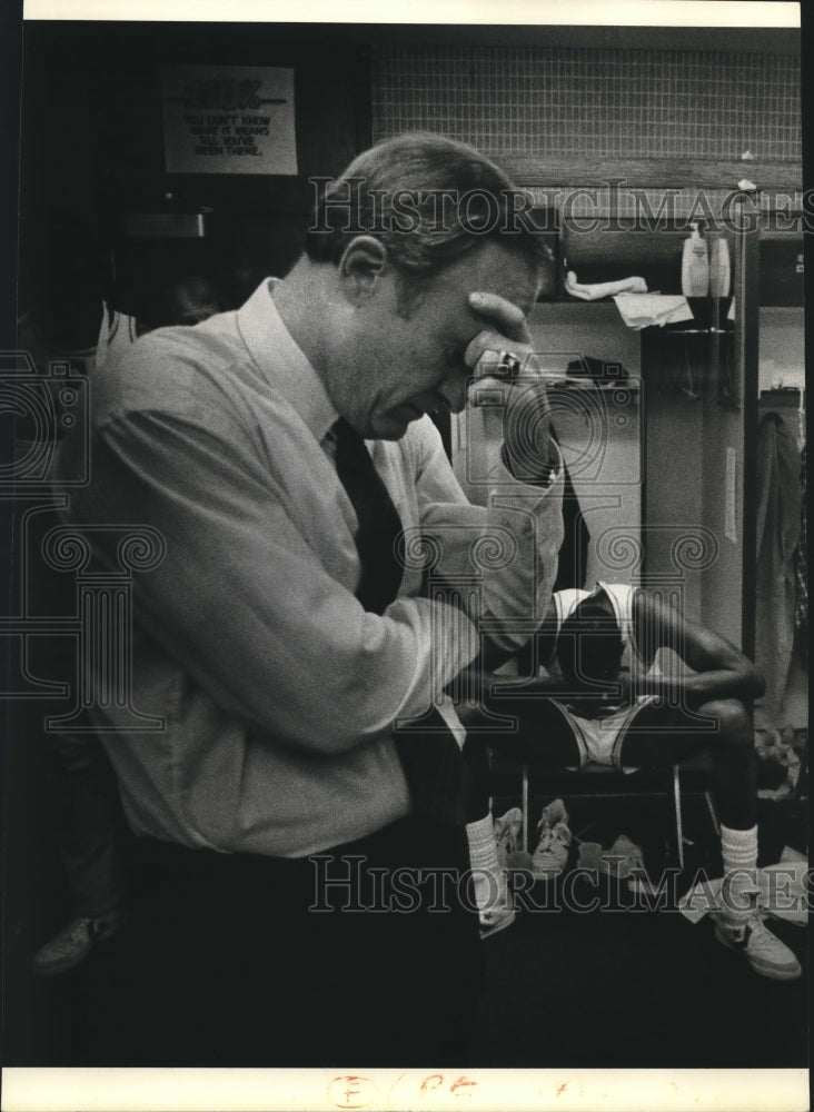 1984 Press Photo Coach Dale Brown in Tigers&#39; Locker Room at the Assembly Center- Historic Images