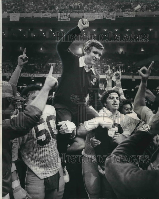 1977 Press Photo Johnny Majors gets a victory lift from Football Players- Historic Images