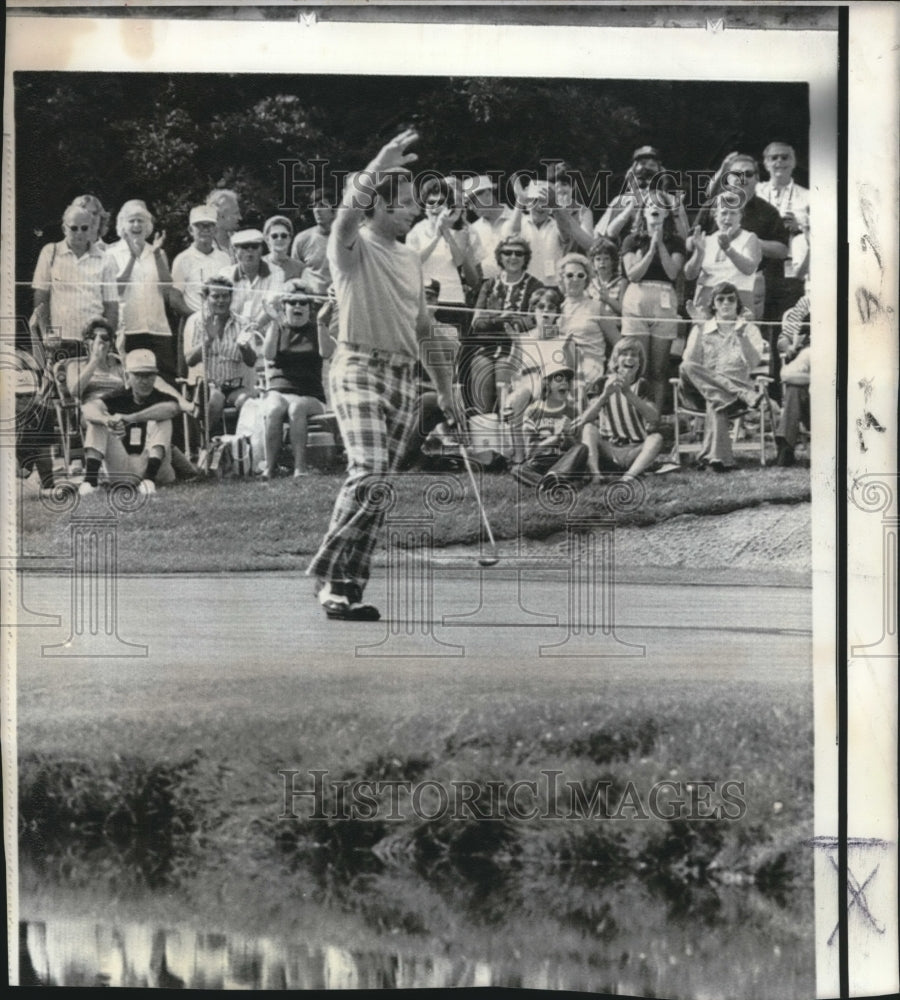 1973 Press Photo Golfer Bruce Crampton of Australia waves after Golf Shot- Historic Images