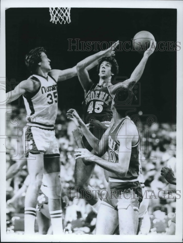 1979 Press Photo Phoenix Basketball Player Monty Byrnes with Others in Game- Historic Images