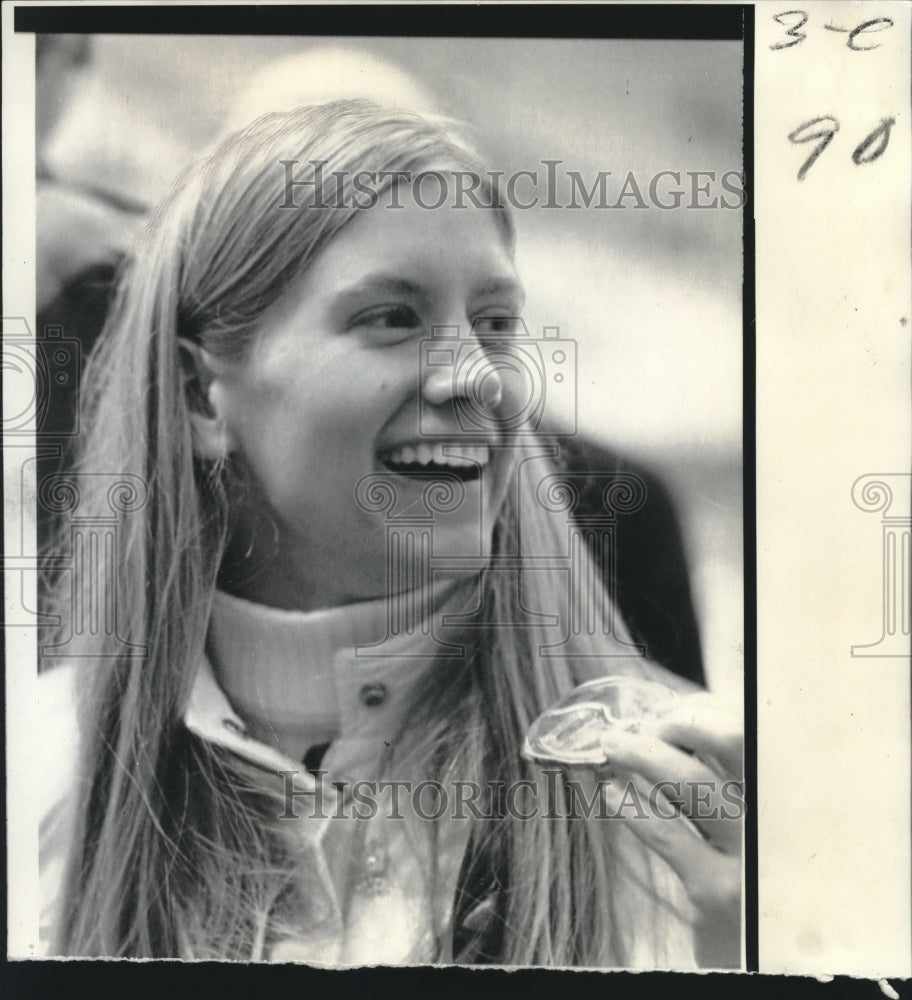 1972 Press Photo Skier Barbara Cochran of Richmond, Vermont with Olympic Gold- Historic Images