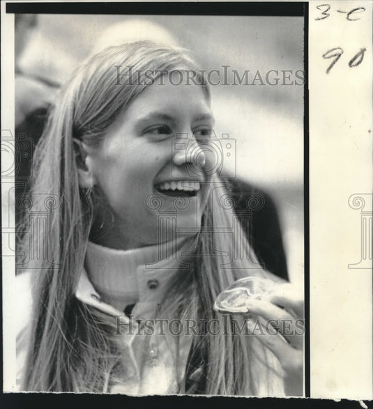 1972 Press Photo Skier Barbara Cochran of Richmond, Vermont with Olympic Gold- Historic Images