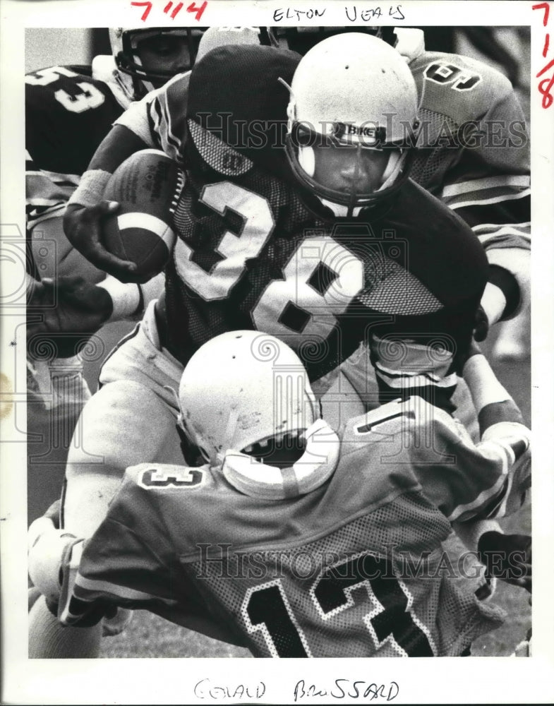 1983 Press Photo Football Players Gerald Broussard and Elton Veals in Scrimmage- Historic Images