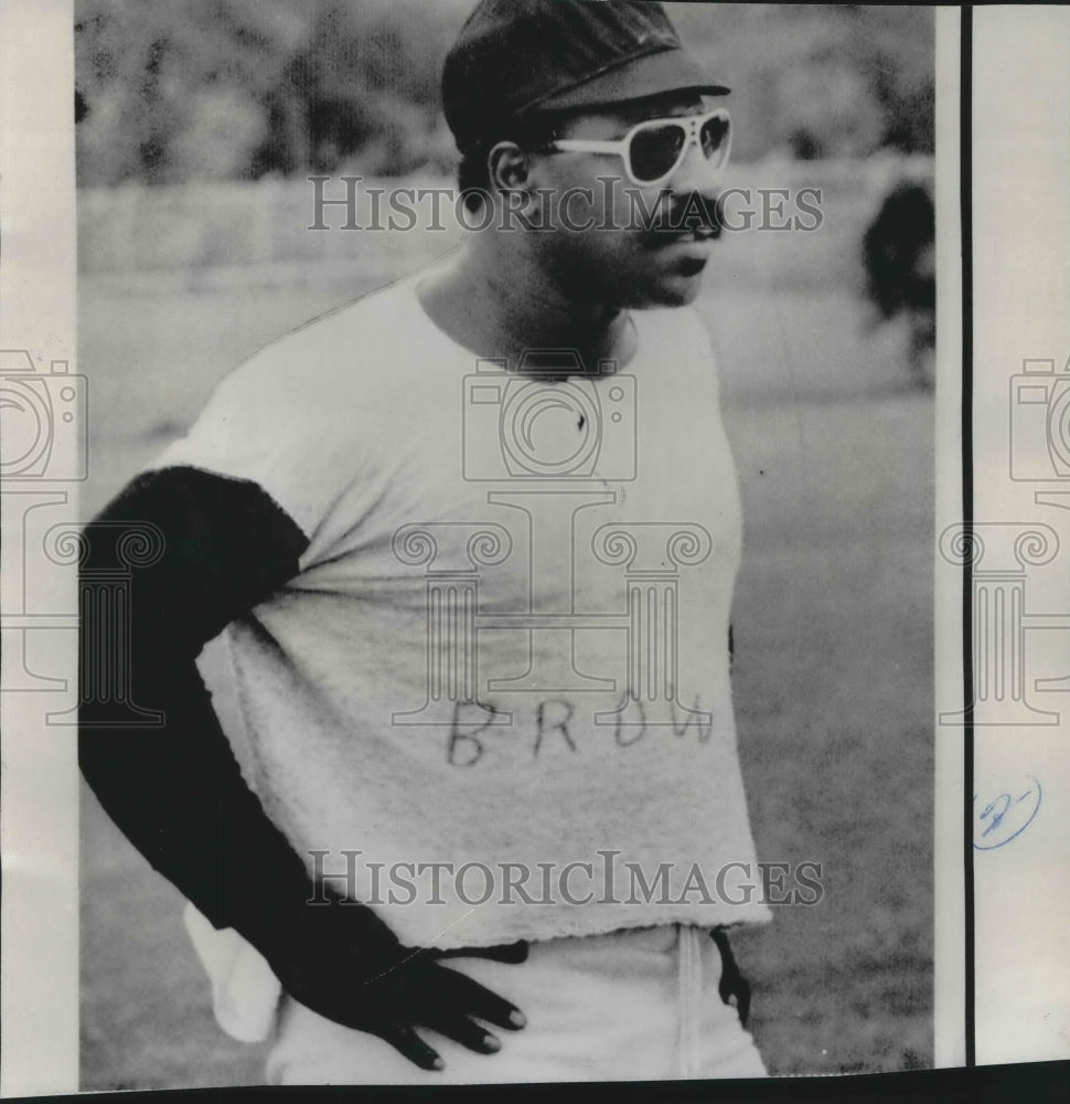 1975 Press Photo Former Detroit Tiger Ike Brown practicing to be an Umpire- Historic Images