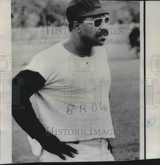 1975 Press Photo Former Detroit Tiger Ike Brown practicing to be an Umpire- Historic Images