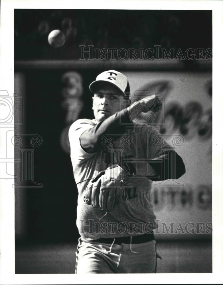 1988 Press Photo Baseball Player Ronnie Brown throws to first during practice- Historic Images