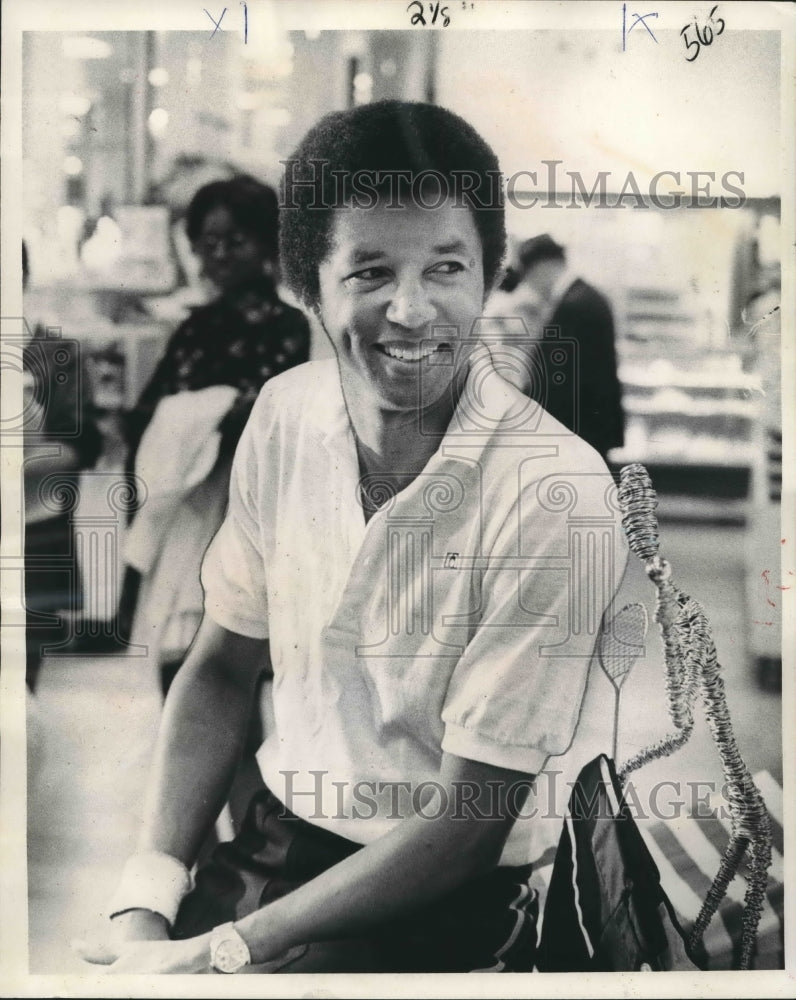 1976 Press Photo Tennis Player Arthur Ashe on Promotional Tour - nos08477- Historic Images