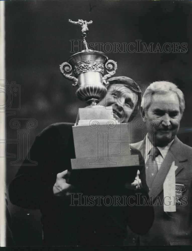 1977 Press Photo Pittsburgh Coach Johnny Majors holds the Sugar Bowl Trophy- Historic Images