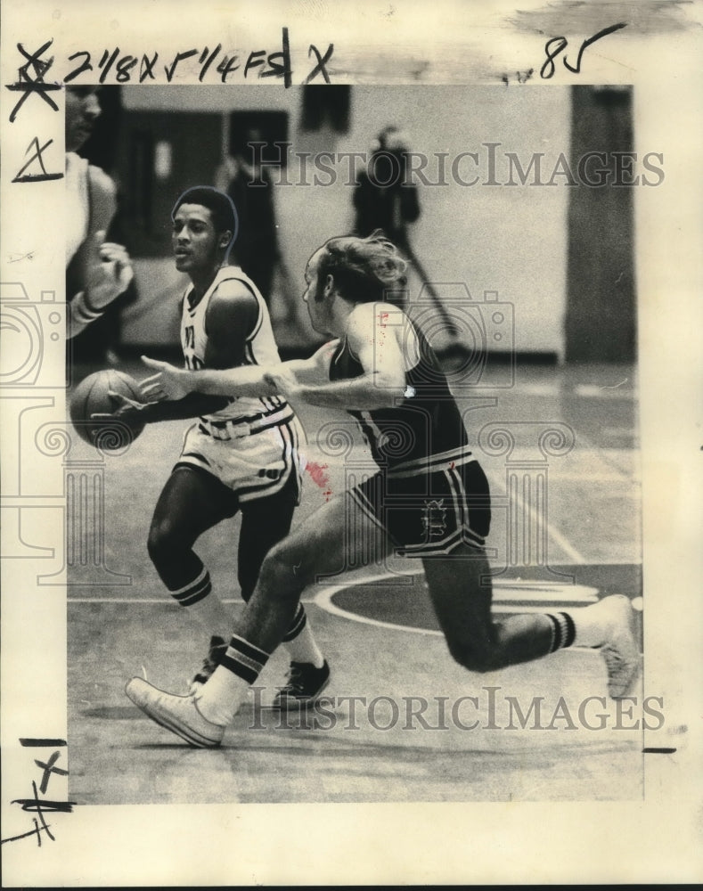 1975 Press Photo University of New Orleans&#39; Jordan Crump, Others Basketball Game- Historic Images