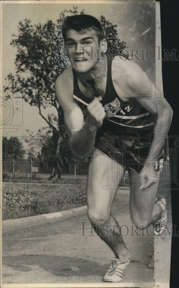 Press Photo Track Runner Clinton Davis - nos08746- Historic Images