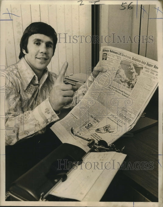 1972 Press Photo Terry Daniels, Heavyweight Boxer Reads Newspaper Sports Page- Historic Images