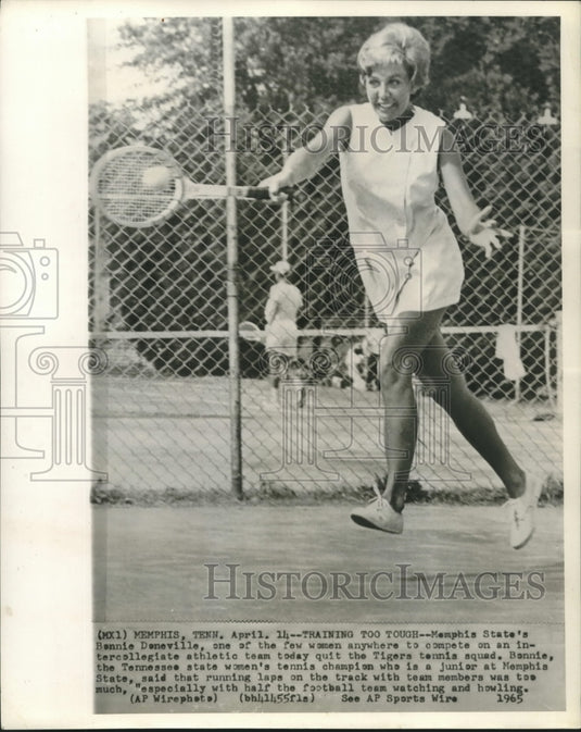 1965 Press Photo Memphis State's Tennis Player Bonnie Daneville in Action- Historic Images