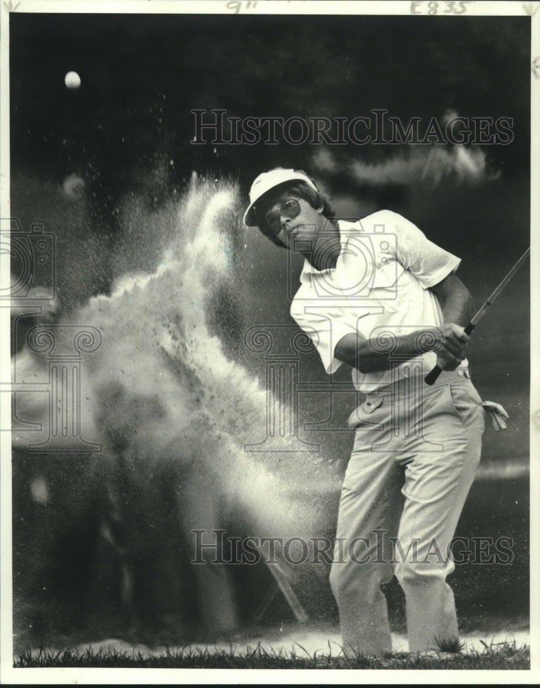 1981 Press Photo Skip Dunaway blasts from the sand at Lakewood Country Club.- Historic Images