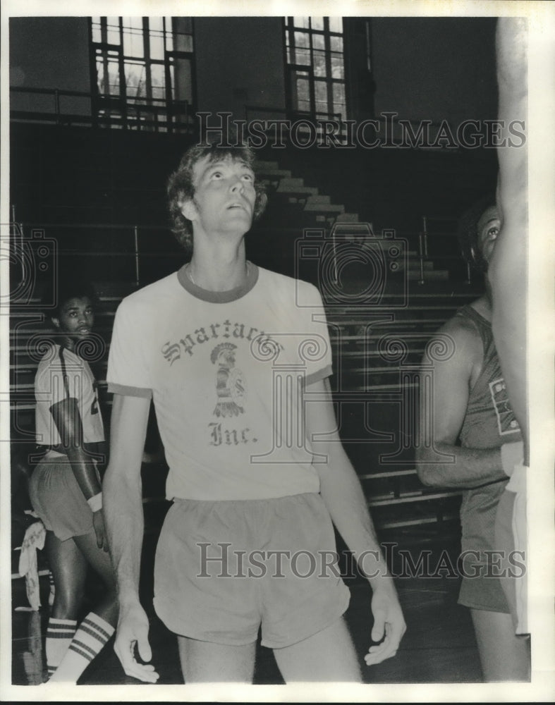 1975 Press Photo Jeff Cummings, Tulane Basketball Player on the Court- Historic Images