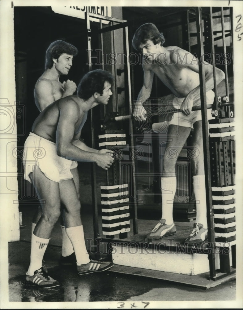 1975 Press Photo Jeff Cummings, Green Wave Basketball Player Lifting Weights- Historic Images