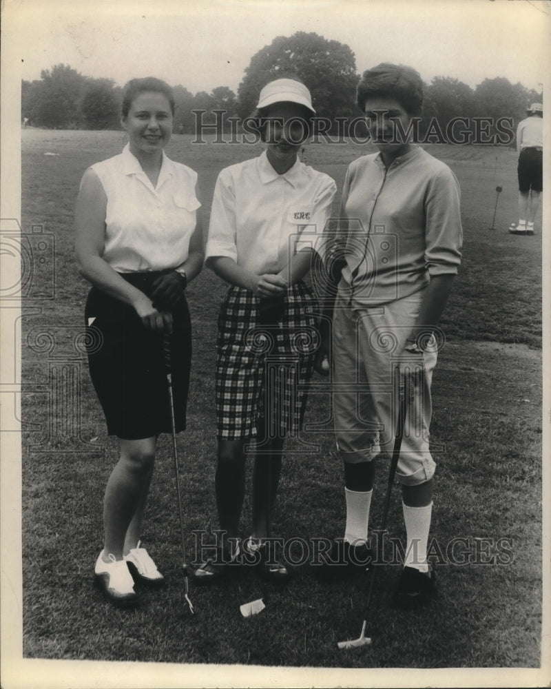 1967 Press Photo Golfer Miss Clifford Ann Creed and Friends on Course- Historic Images