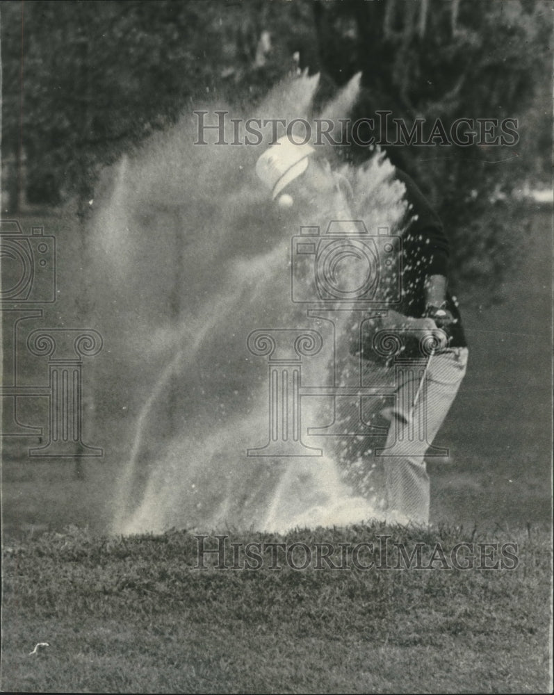 1973 Press Photo Golfer Jim Colbert at Greater New Orleans Open Sand Trap- Historic Images